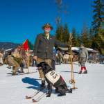 Mann mit Hund beim Nostalgie-Skirennen 2014 in Wagrain